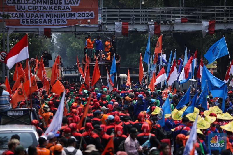 Konfederasi Serikat Pekerja Indonesia (KSPI) dan Partai Buruh menggelar aksi demo di Patung Kuda Arjuna Wijaya, Jakarta Pusat, Senin (2/10/2023). Konfederasi Serikat Pekerja Indonesia (KSPI) dan Partai Buruh menggelar aksi demo di Patung Kuda Arjuna Wijaya, Jakarta Pusat, Senin (2/10/2023). (CNBC Indonesia/Tri Susilo)