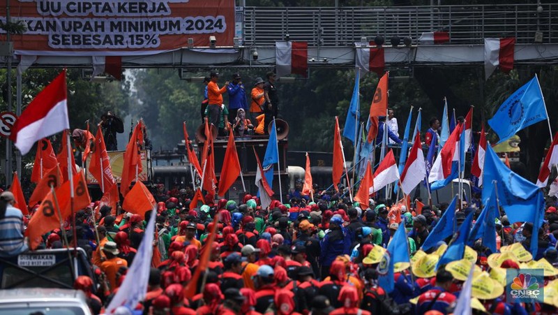 Konfederasi Serikat Pekerja Indonesia (KSPI)  dan Partai Buruh menggelar aksi demo di Patung Kuda Arjuna Wijaya, Jakarta Pusat, Senin (2/10/2023). (CNBC Indonesia/Tri Susilo)