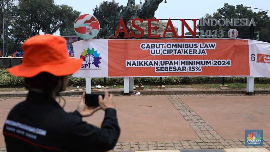 Konfederasi Serikat Pekerja Indonesia (KSPI)  dan Partai Buruh menggelar aksi demo di Patung Kuda Arjuna Wijaya, Jakarta Pusat, Senin (2/10/2023). (CNBC Indonesia/Tri Susilo)