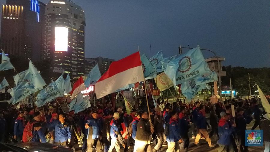 Massa buruh yang menggelar aksi demonstrasi di sekitaran Patung Kuda Arjuna Wiwaha, Jakarta Pusat mulai membubarkan diri. (²©²ÊÍøÕ¾/Martyasari Rizky)