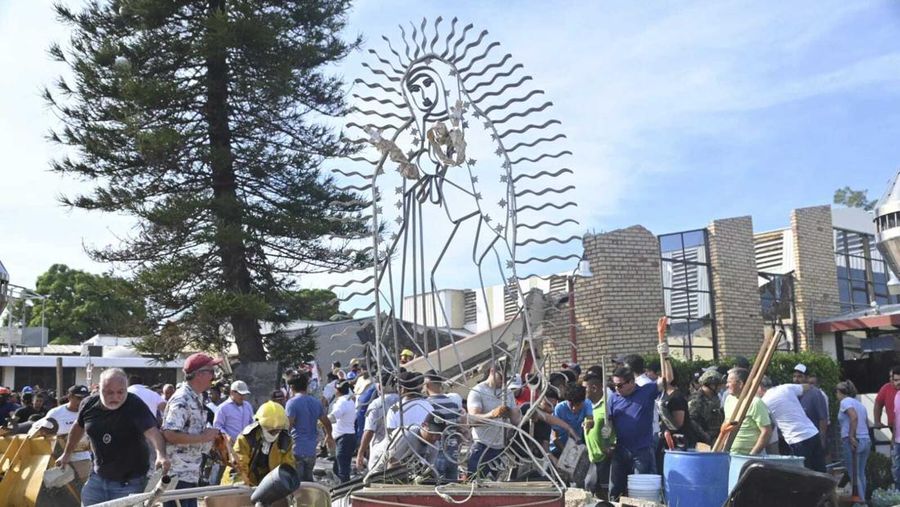 Petugas penyelamat mencari korban di tengah puing-puing setelah atap gereja runtuh saat Misa Minggu di Ciudad Madero, Meksiko, Minggu, 1 Oktober 2023. Uskup Keuskupan Katolik Roma Tampico mengatakan atapnya runtuh saat umat paroki sedang menerima bantuan. komuni. (Jose Luis Tapia/El Sol de Tampico via AP)