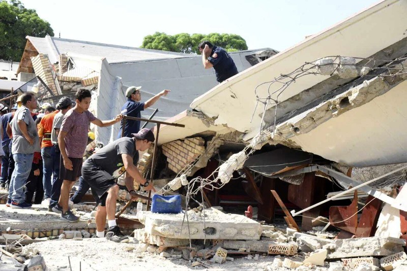 Petugas penyelamat mencari korban di tengah puing-puing setelah atap gereja runtuh saat Misa Minggu di Ciudad Madero, Meksiko, Minggu, 1 Oktober 2023. Uskup Keuskupan Katolik Roma Tampico mengatakan atapnya runtuh saat umat paroki sedang menerima bantuan. komuni. (Jose Luis Tapia/El Sol de Tampico via AP)