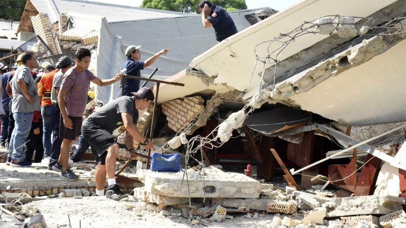 Petugas penyelamat mencari korban di tengah puing-puing setelah atap gereja runtuh saat Misa Minggu di Ciudad Madero, Meksiko, Minggu, 1 Oktober 2023. Uskup Keuskupan Katolik Roma Tampico mengatakan atapnya runtuh saat umat paroki sedang menerima bantuan. komuni. (Jose Luis Tapia/El Sol de Tampico via AP)