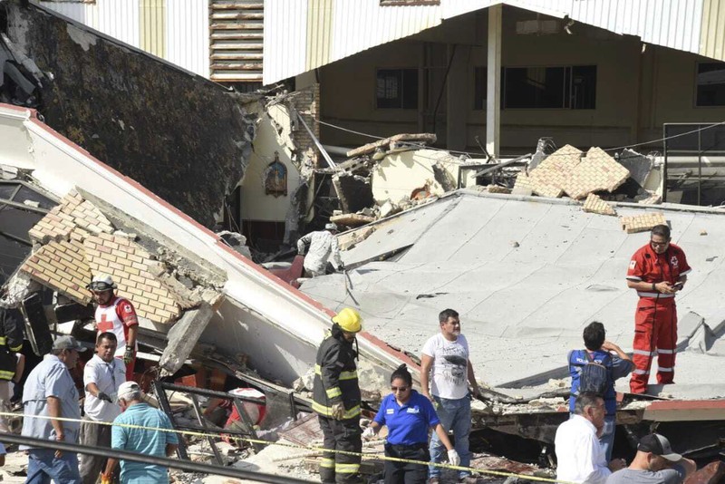 Petugas penyelamat mencari korban di tengah puing-puing setelah atap gereja runtuh saat Misa Minggu di Ciudad Madero, Meksiko, Minggu, 1 Oktober 2023. Petugas penyelamat mencari korban di tengah puing-puing setelah atap gereja runtuh saat Misa Minggu di Ciudad Madero, Meksiko, Minggu, 1 Oktober 2023. Uskup Keuskupan Katolik Roma Tampico mengatakan atapnya runtuh saat umat paroki sedang menerima bantuan. komuni. (Jose Luis Tapia/El Sol de Tampico via AP)