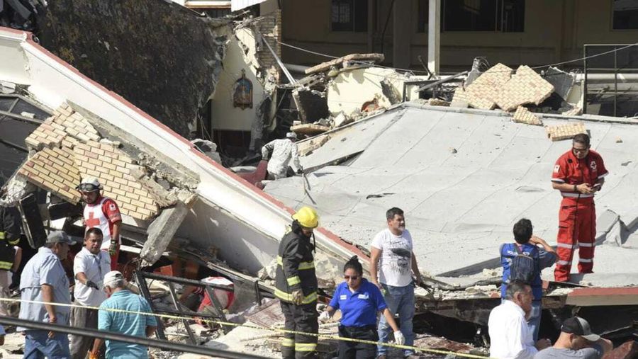 Petugas penyelamat mencari korban di tengah puing-puing setelah atap gereja runtuh saat Misa Minggu di Ciudad Madero, Meksiko, Minggu, 1 Oktober 2023. Uskup Keuskupan Katolik Roma Tampico mengatakan atapnya runtuh saat umat paroki sedang menerima bantuan. komuni. (Jose Luis Tapia/El Sol de Tampico via AP)