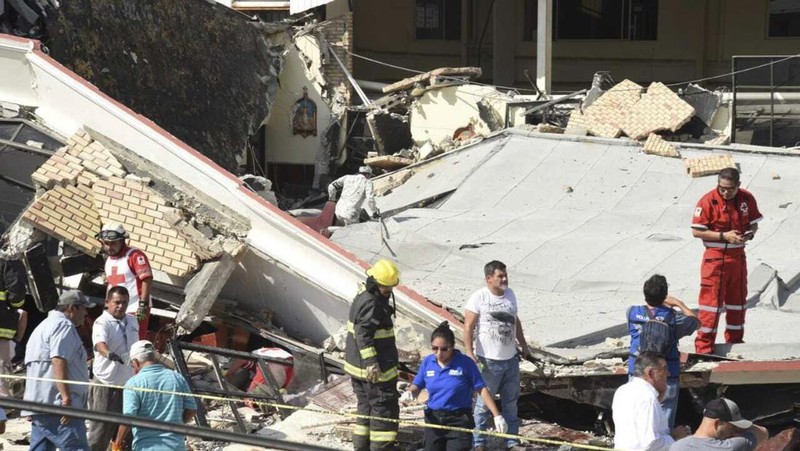 Petugas penyelamat mencari korban di tengah puing-puing setelah atap gereja runtuh saat Misa Minggu di Ciudad Madero, Meksiko, Minggu, 1 Oktober 2023. Uskup Keuskupan Katolik Roma Tampico mengatakan atapnya runtuh saat umat paroki sedang menerima bantuan. komuni. (Jose Luis Tapia/El Sol de Tampico via AP)