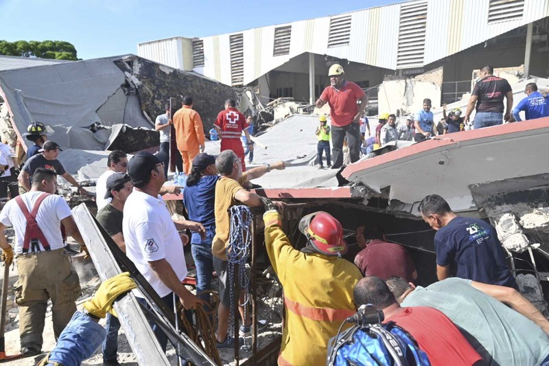 Petugas penyelamat mencari korban di tengah puing-puing setelah atap gereja runtuh saat Misa Minggu di Ciudad Madero, Meksiko, Minggu, 1 Oktober 2023. Uskup Keuskupan Katolik Roma Tampico mengatakan atapnya runtuh saat umat paroki sedang menerima bantuan. komuni. (Jose Luis Tapia/El Sol de Tampico via AP)