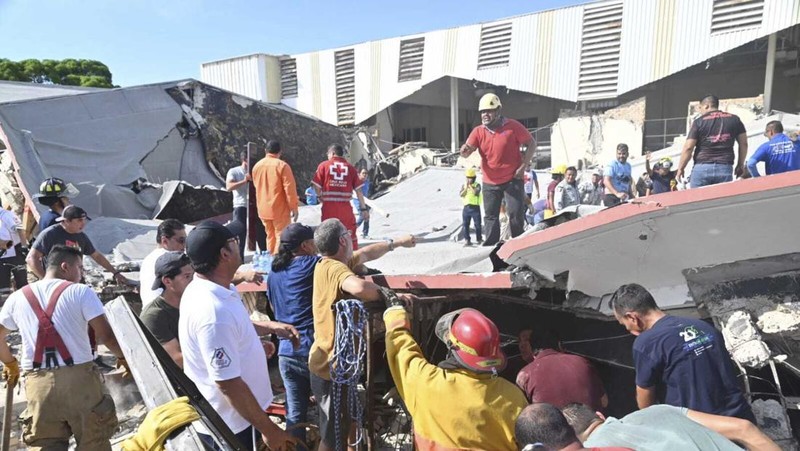 Petugas penyelamat mencari korban di tengah puing-puing setelah atap gereja runtuh saat Misa Minggu di Ciudad Madero, Meksiko, Minggu, 1 Oktober 2023. Uskup Keuskupan Katolik Roma Tampico mengatakan atapnya runtuh saat umat paroki sedang menerima bantuan. komuni. (Jose Luis Tapia/El Sol de Tampico via AP)