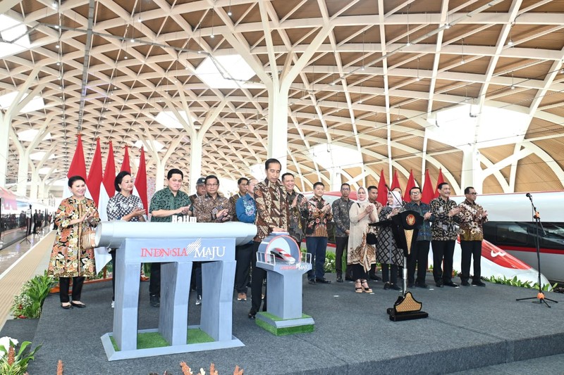 Presiden Jokowi meresmikan Kereta Cepat Jakarta-Bandung yang diberi nama Whoosh pada Senin (2/10/2023). (Dok. Setpres)