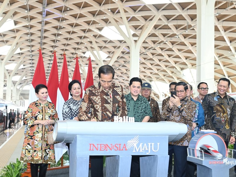 Presiden Joko Widodo saat meresmikan Stasiun Kereta Cepat Jakarta Bandung di Halim, Jakarta, Senin (2/10/2023). ( Dok. Setpres) Presiden Jokowi meresmikan Kereta Cepat Jakarta-Bandung yang diberi nama Whoosh pada Senin (2/10/2023). (Dok. Setpres)