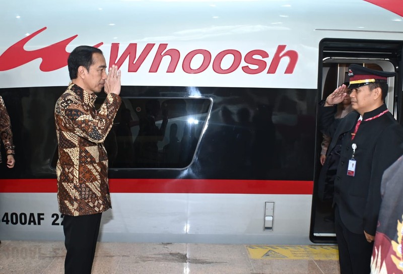 Presiden Joko Widodo saat meresmikan Stasiun Kereta Cepat Jakarta Bandung di Halim, Jakarta, Senin (2/10/2023). ( Dok. Setpres) Presiden Jokowi meresmikan Kereta Cepat Jakarta-Bandung yang diberi nama Whoosh pada Senin (2/10/2023). (Dok. Setpres)