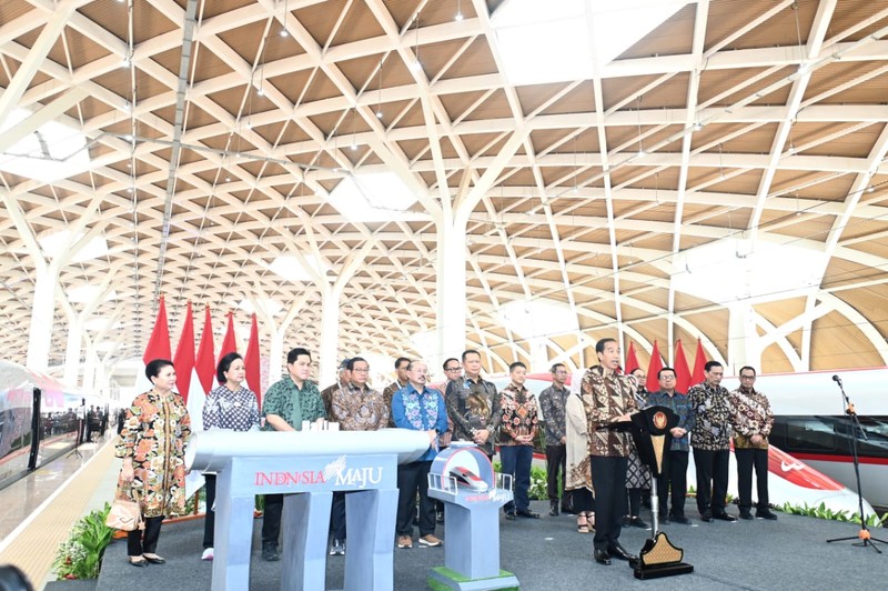 Presiden Joko Widodo saat meresmikan Stasiun Kereta Cepat Jakarta Bandung di Halim, Jakarta, Senin (2/10/2023). ( Dok. Setpres) Presiden Jokowi meresmikan Kereta Cepat Jakarta-Bandung yang diberi nama Whoosh pada Senin (2/10/2023). (Dok. Setpres)