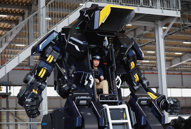 Ryo Yoshida (25), CEO Tsubame Industries mengembangkan robot roda empat setinggi 4,5 meter (14,8 kaki) yang terlihat seperti 