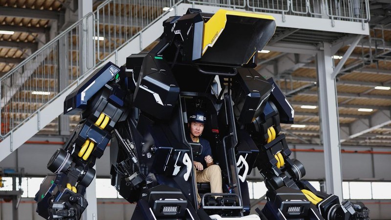 Ryo Yoshida (25), CEO Tsubame Industries mengembangkan robot roda empat setinggi 4,5 meter (14,8 kaki) yang terlihat seperti 