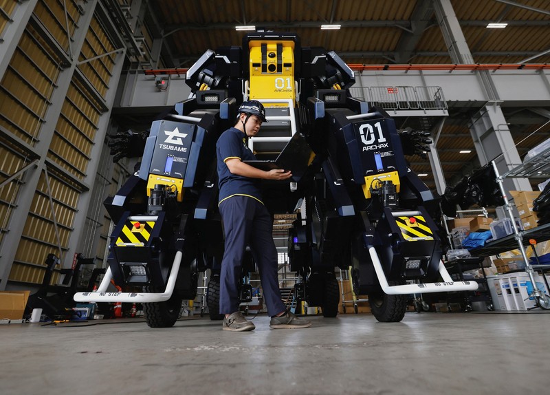Ryo Yoshida (25), CEO Tsubame Industries mengembangkan robot roda empat setinggi 4,5 meter (14,8 kaki) yang terlihat seperti Ryo Yoshida (25), CEO Tsubame Industries mengembangkan robot roda empat setinggi 4,5 meter (14,8 kaki) yang terlihat seperti