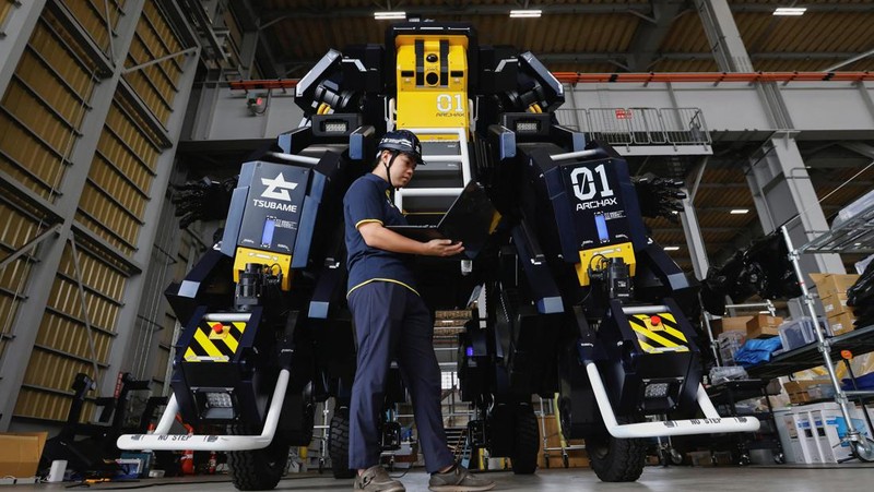 Ryo Yoshida (25), CEO Tsubame Industries mengembangkan robot roda empat setinggi 4,5 meter (14,8 kaki) yang terlihat seperti 