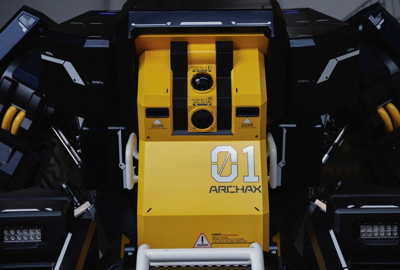 Ryo Yoshida (25), CEO Tsubame Industries mengembangkan robot roda empat setinggi 4,5 meter (14,8 kaki) yang terlihat seperti 