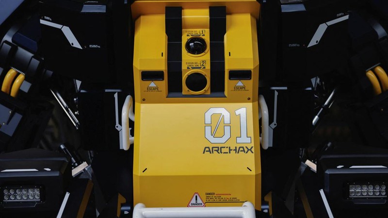 Ryo Yoshida (25), CEO Tsubame Industries mengembangkan robot roda empat setinggi 4,5 meter (14,8 kaki) yang terlihat seperti 