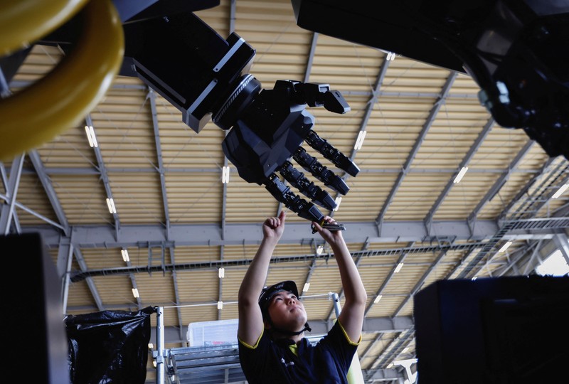 Ryo Yoshida (25), CEO Tsubame Industries mengembangkan robot roda empat setinggi 4,5 meter (14,8 kaki) yang terlihat seperti 