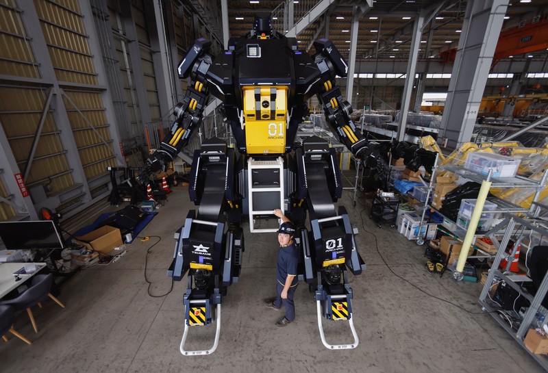 Ryo Yoshida (25), CEO Tsubame Industries mengembangkan robot roda empat setinggi 4,5 meter (14,8 kaki) yang terlihat seperti 