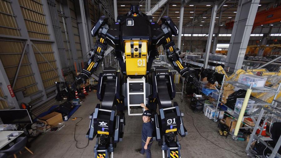 Ryo Yoshida (25), CEO Tsubame Industries mengembangkan robot roda empat setinggi 4,5 meter (14,8 kaki) yang terlihat seperti 