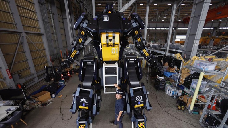 Ryo Yoshida (25), CEO Tsubame Industries mengembangkan robot roda empat setinggi 4,5 meter (14,8 kaki) yang terlihat seperti 