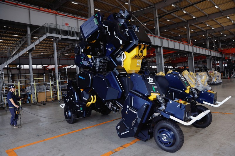 Ryo Yoshida (25), CEO Tsubame Industries mengembangkan robot roda empat setinggi 4,5 meter (14,8 kaki) yang terlihat seperti 