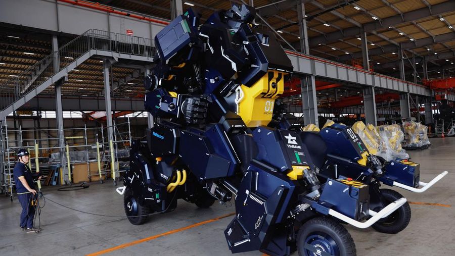 Ryo Yoshida (25), CEO Tsubame Industries mengembangkan robot roda empat setinggi 4,5 meter (14,8 kaki) yang terlihat seperti 