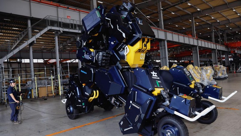 Ryo Yoshida (25), CEO Tsubame Industries mengembangkan robot roda empat setinggi 4,5 meter (14,8 kaki) yang terlihat seperti 