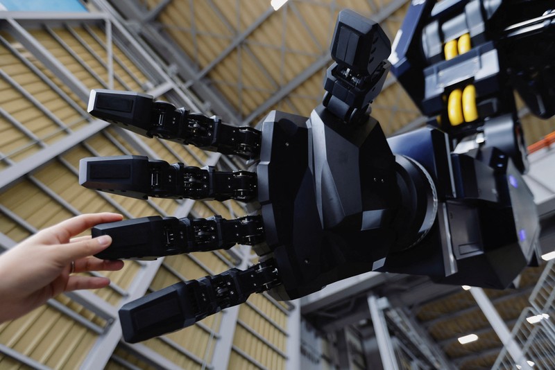 Ryo Yoshida (25), CEO Tsubame Industries mengembangkan robot roda empat setinggi 4,5 meter (14,8 kaki) yang terlihat seperti 