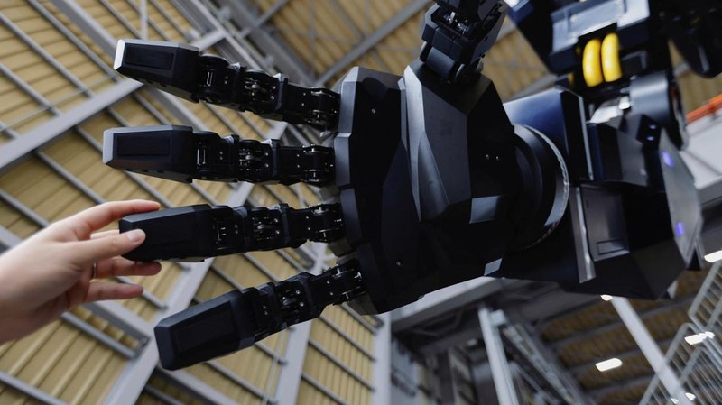 Ryo Yoshida (25), CEO Tsubame Industries mengembangkan robot roda empat setinggi 4,5 meter (14,8 kaki) yang terlihat seperti 