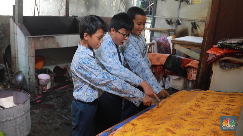 Sejumlah membuat pola khas batik betawi dengan canting di Sanggar Batik Betawi Terogong, Cilandak, Jakarta, Senin (02/10/2023). (CNBC Indonesia/Muhammad Sabki)