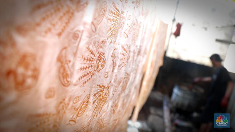 Sejumlah membuat pola khas batik betawi dengan canting di Sanggar Batik Betawi Terogong, Cilandak, Jakarta, Senin (02/10/2023). (CNBC Indonesia/Muhammad Sabki)