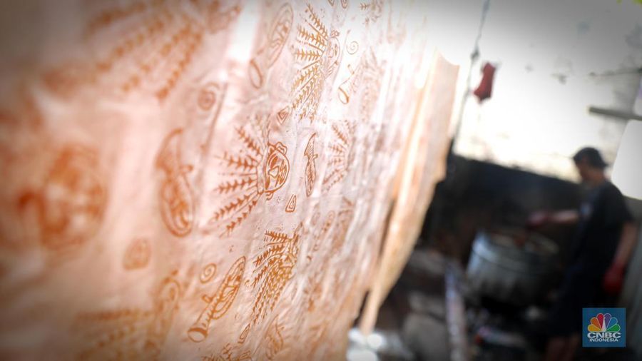 Sejumlah membuat pola khas batik betawi dengan canting di Sanggar Batik Betawi Terogong, Cilandak, Jakarta, Senin (02/10/2023). (CNBC Indonesia/Muhammad Sabki)