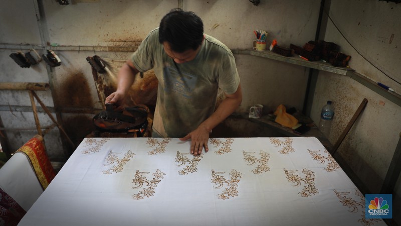 Sejumlah membuat pola khas batik betawi dengan canting di Sanggar Batik Betawi Terogong, Cilandak, Jakarta, Senin (02/10/2023). (CNBC Indonesia/Muhammad Sabki)