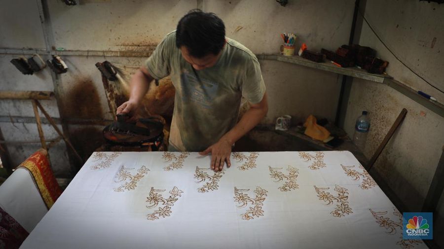 Sejumlah membuat pola khas batik betawi dengan canting di Sanggar Batik Betawi Terogong, Cilandak, Jakarta, Senin (02/10/2023). (CNBC Indonesia/Muhammad Sabki)