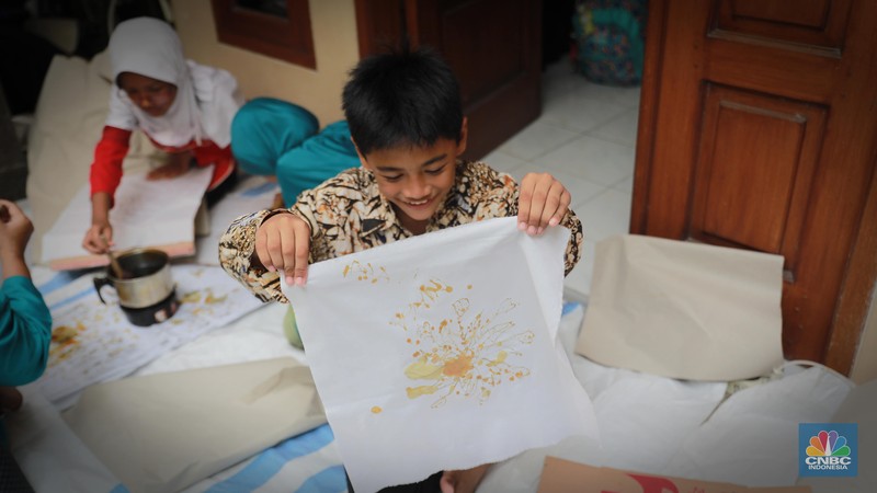Sejumlah membuat pola khas batik betawi dengan canting di Sanggar Batik Betawi Terogong, Cilandak, Jakarta, Senin (02/10/2023). (CNBC Indonesia/Muhammad Sabki)