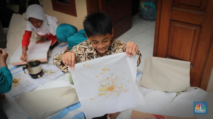 Sejumlah membuat pola khas batik betawi dengan canting di Sanggar Batik Betawi Terogong, Cilandak, Jakarta, Senin (02/10/2023). (CNBC Indonesia/Muhammad Sabki)