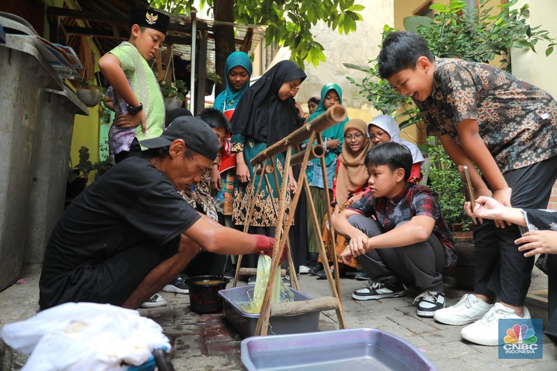 Sejumlah membuat pola khas batik betawi dengan canting di Sanggar Batik Betawi Terogong, Cilandak, Jakarta, Senin (02/10/2023). (CNBC Indonesia/Muhammad Sabki)