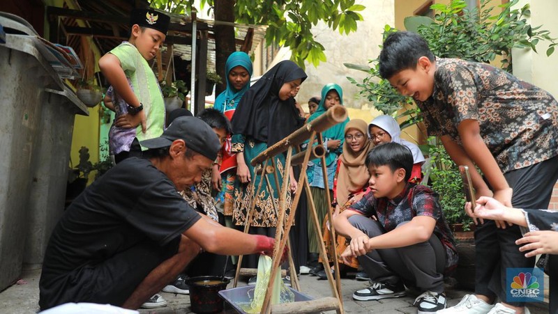 Sejumlah membuat pola khas batik betawi dengan canting di Sanggar Batik Betawi Terogong, Cilandak, Jakarta, Senin (02/10/2023). (CNBC Indonesia/Muhammad Sabki)