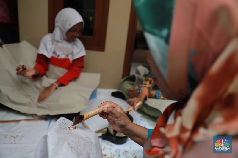 Sejumlah membuat pola khas batik betawi dengan canting di Sanggar Batik Betawi Terogong, Cilandak, Jakarta, Senin (02/10/2023). (CNBC Indonesia/Muhammad Sabki)