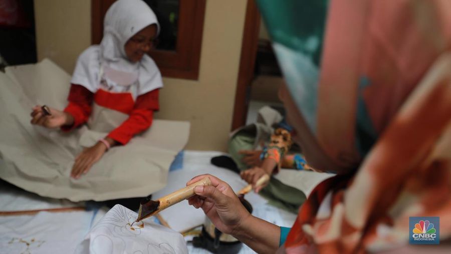 Sejumlah membuat pola khas batik betawi dengan canting di Sanggar Batik Betawi Terogong, Cilandak, Jakarta, Senin (02/10/2023). (CNBC Indonesia/Muhammad Sabki)