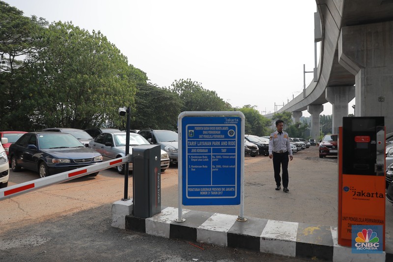 Suasana area parkir di Park and Ride Lebak Bulus, Jakarta Selatan, Senin (2/10/2023). (CNBC Indonesia/Muhammad Sabki)