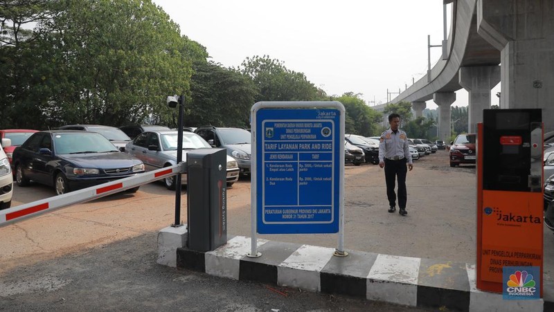 Suasana area parkir di Park and Ride Lebak Bulus, Jakarta Selatan, Senin (2/10/2023). (CNBC Indonesia/Muhammad Sabki)