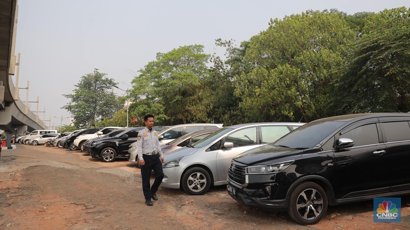 Suasana area parkir di Park and Ride Lebak Bulus, Jakarta Selatan, Senin (2/10/2023). (CNBC Indonesia/Muhammad Sabki) Suasana area parkir di Park and Ride Lebak Bulus, Jakarta Selatan, Senin (2/10/2023). (CNBC Indonesia/Muhammad Sabki)