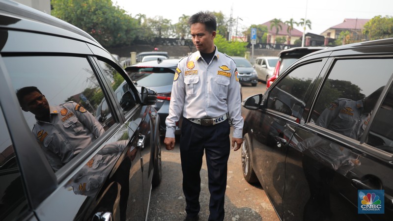 Suasana area parkir di Park and Ride Lebak Bulus, Jakarta Selatan, Senin (2/10/2023). (CNBC Indonesia/Muhammad Sabki) Suasana area parkir di Park and Ride Lebak Bulus, Jakarta Selatan, Senin (2/10/2023). (CNBC Indonesia/Muhammad Sabki)