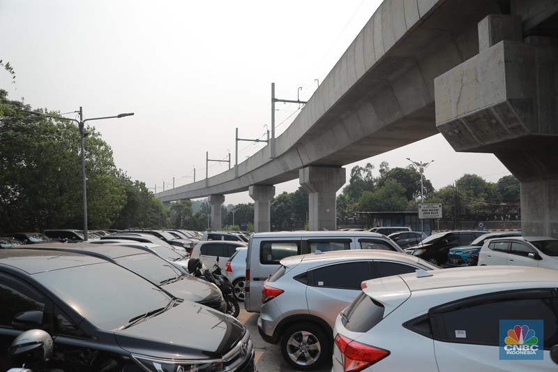 Suasana area parkir di Park and Ride Lebak Bulus, Jakarta Selatan, Senin (2/10/2023). (CNBC Indonesia/Muhammad Sabki) Suasana area parkir di Park and Ride Lebak Bulus, Jakarta Selatan, Senin (2/10/2023). (CNBC Indonesia/Muhammad Sabki)