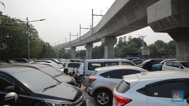 Suasana area parkir di Park and Ride Lebak Bulus, Jakarta Selatan, Senin (2/10/2023). (CNBC Indonesia/Muhammad Sabki)