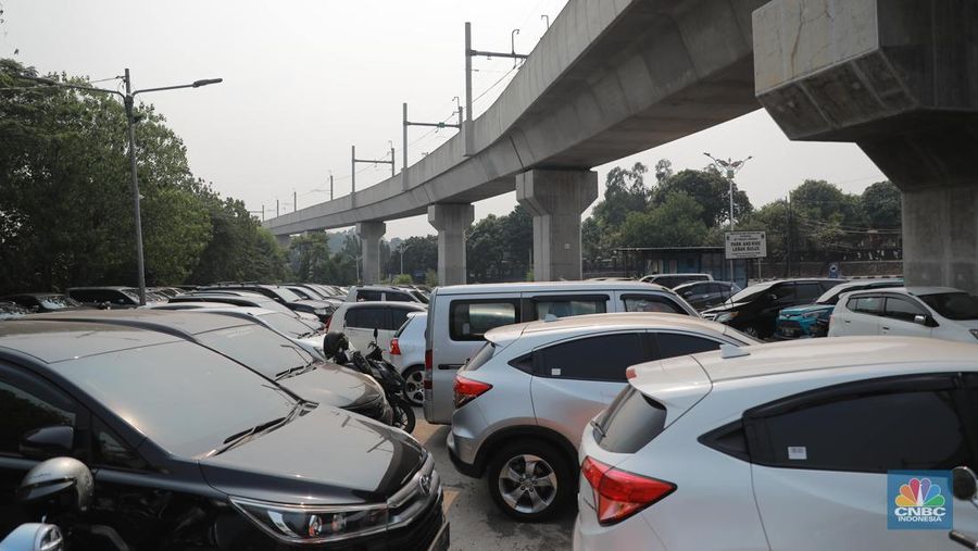 Suasana area parkir di Park and Ride Lebak Bulus, Jakarta Selatan, Senin (2/10/2023). (CNBC Indonesia/Muhammad Sabki)