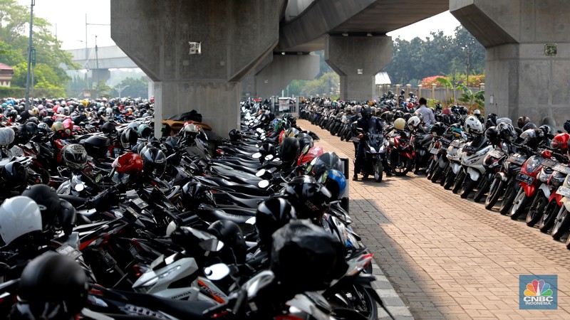 Suasana area parkir di Park and Ride Lebak Bulus, Jakarta Selatan, Senin (2/10/2023). (CNBC Indonesia/Muhammad Sabki) Suasana area parkir di Park and Ride Lebak Bulus, Jakarta Selatan, Senin (2/10/2023). (CNBC Indonesia/Muhammad Sabki)